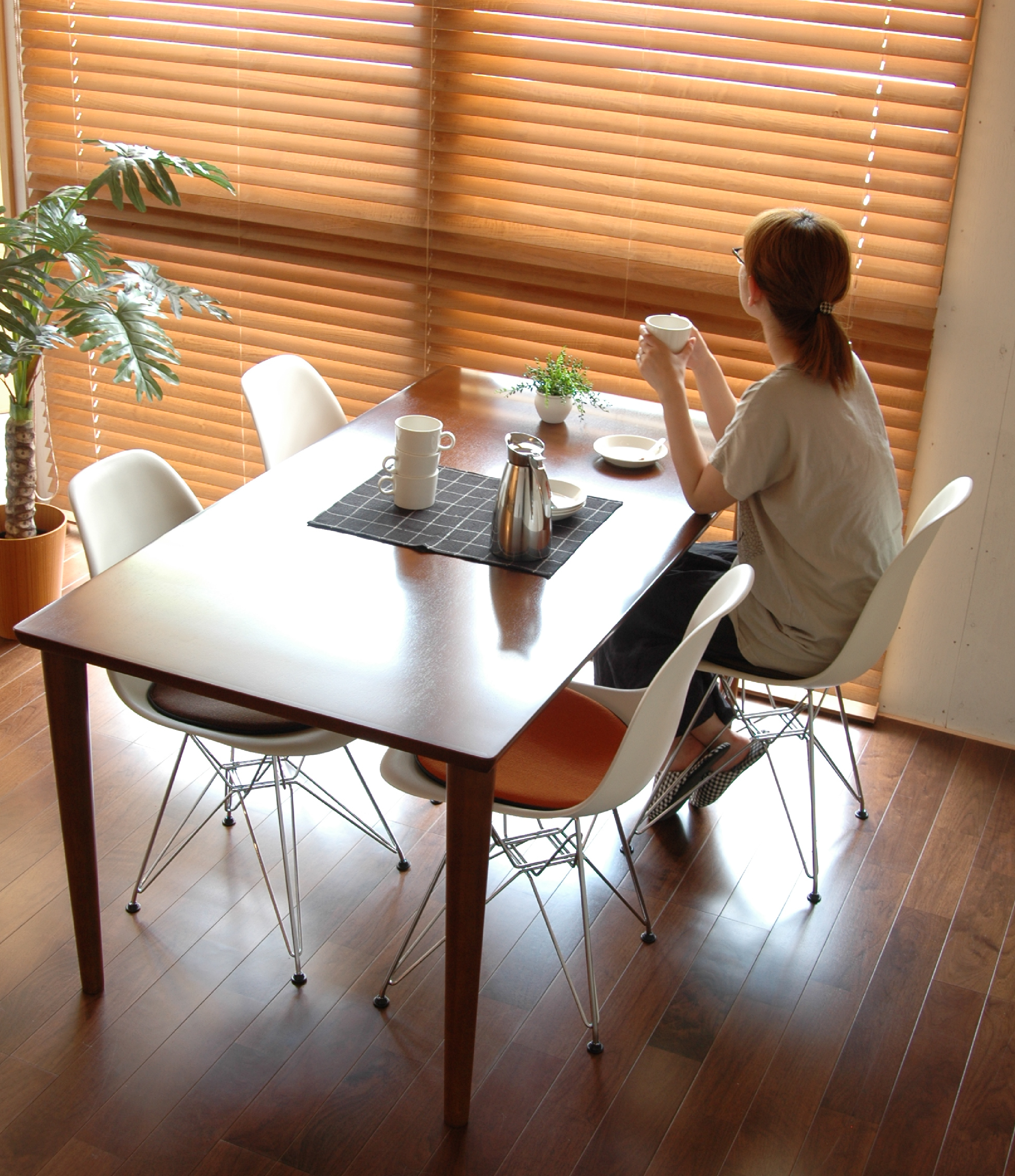 カリモク60とイームズシェルチェア