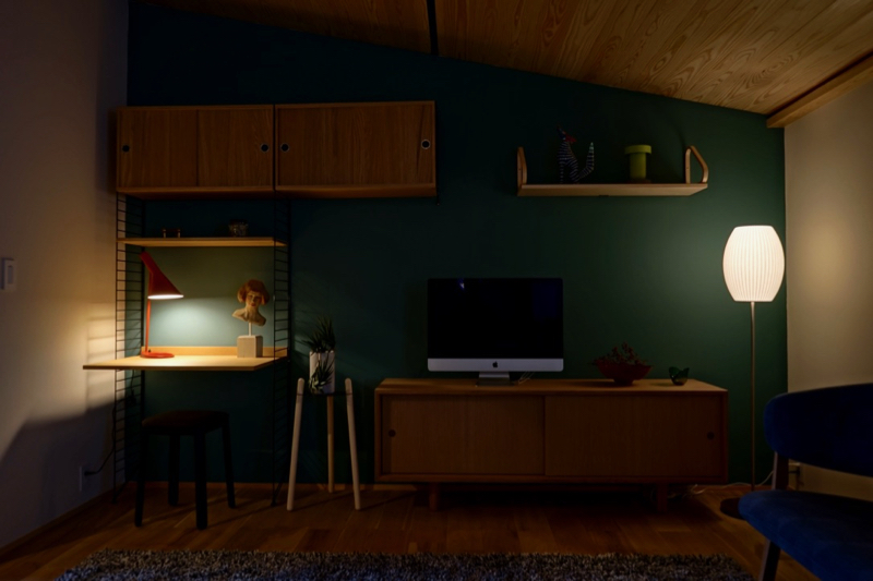 Bubble Lamp（バブルランプ） NELSON CIGAR LOTUS FLOOR S WALNUT（ネルソン シガー ロータス フロア S ウォルナット）リビングでのフロアライト