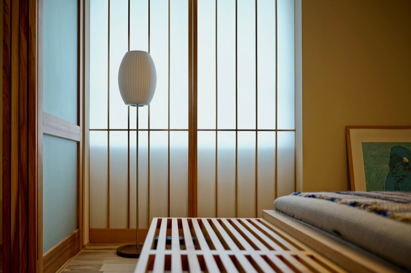 和室にバブルランプ