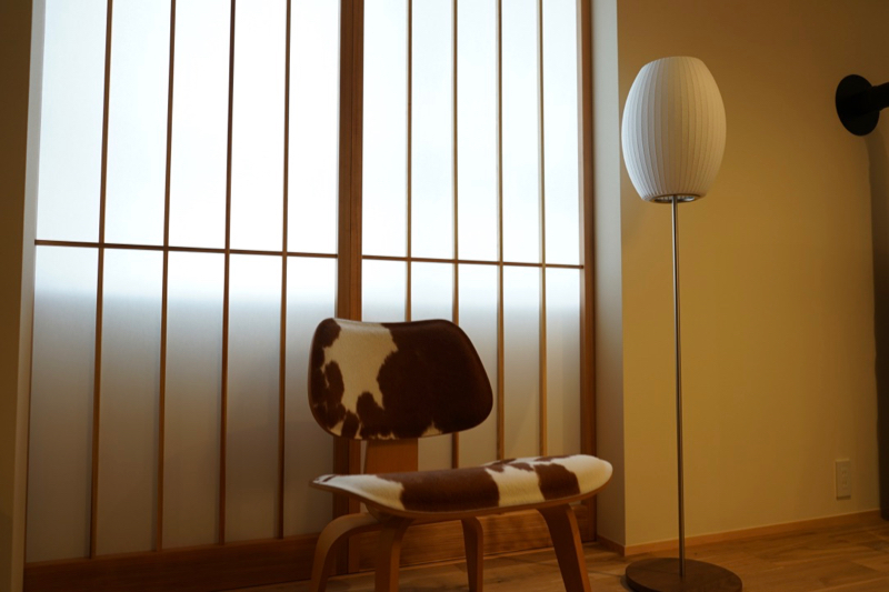 イームズチェアとバブルランプ