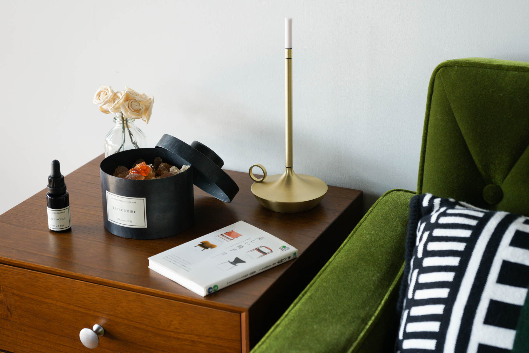 ソファ脇にマドエレン