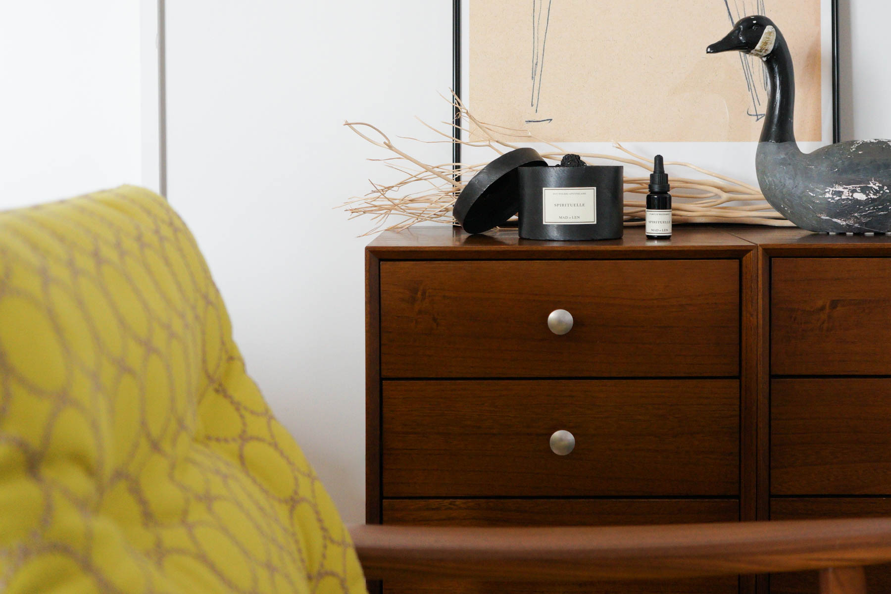 ソファ脇にマドエレン