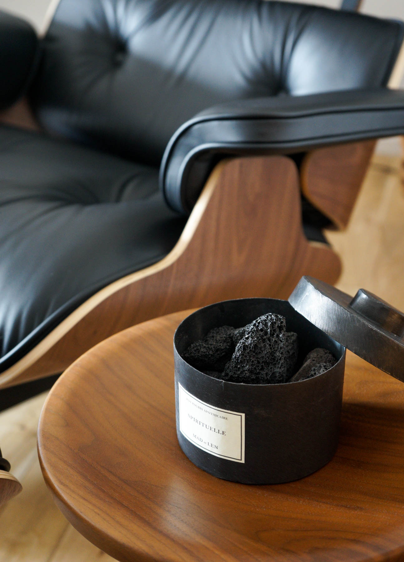 マドエレンのポプリとイームズラウンジチェア