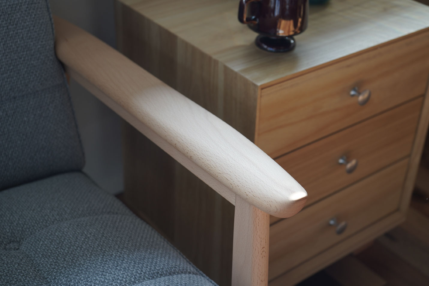 カリモク60 Kチェアミストグレー1シーターのアーム