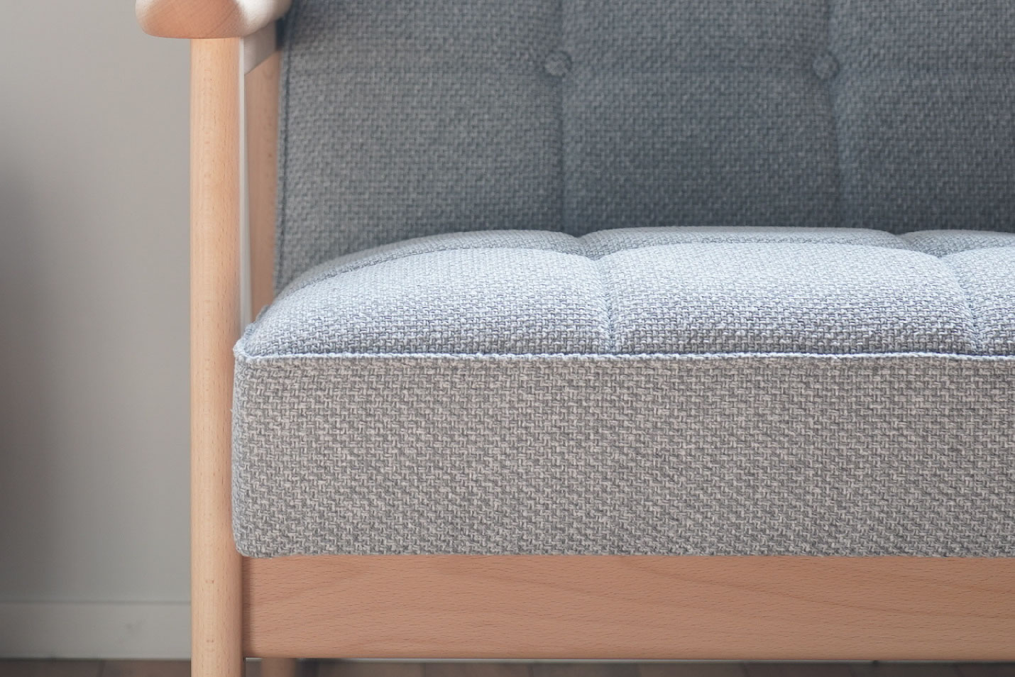 カリモク60 Kチェアミストグレー1シーター　張り地について