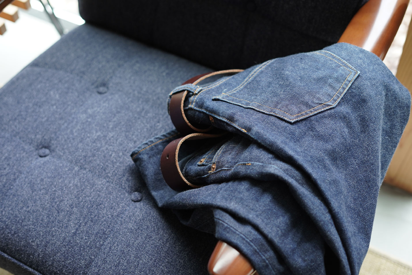 カリモク60 Kチェア 1シーター タープブルーとジーンズ