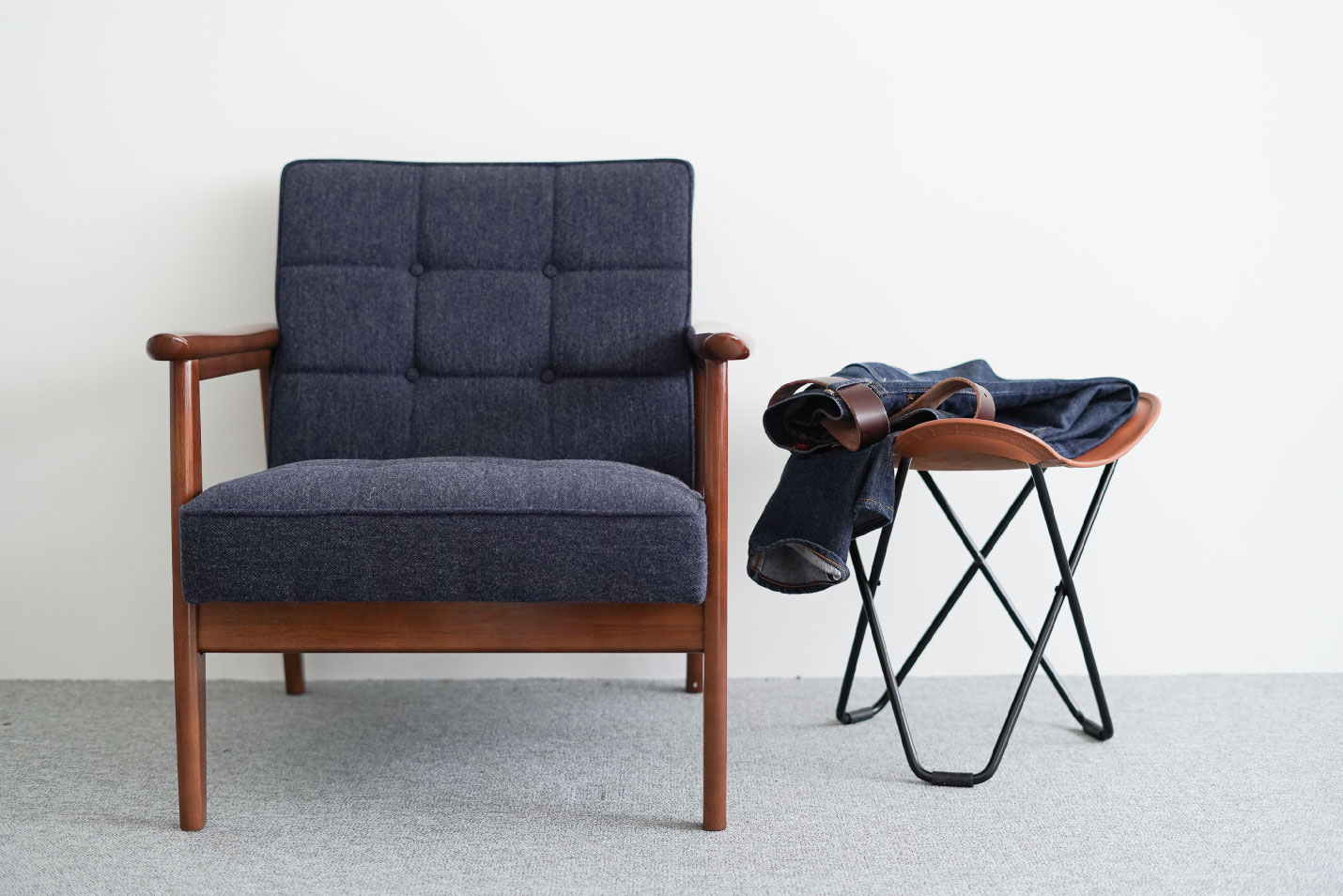 カリモク60 Kチェアミストグレー1シーターとフラインググース