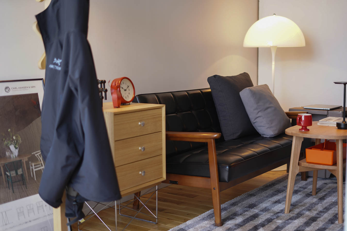 カリモク60 Kチェア2シーターブラックとvanillaオリジナルラグ