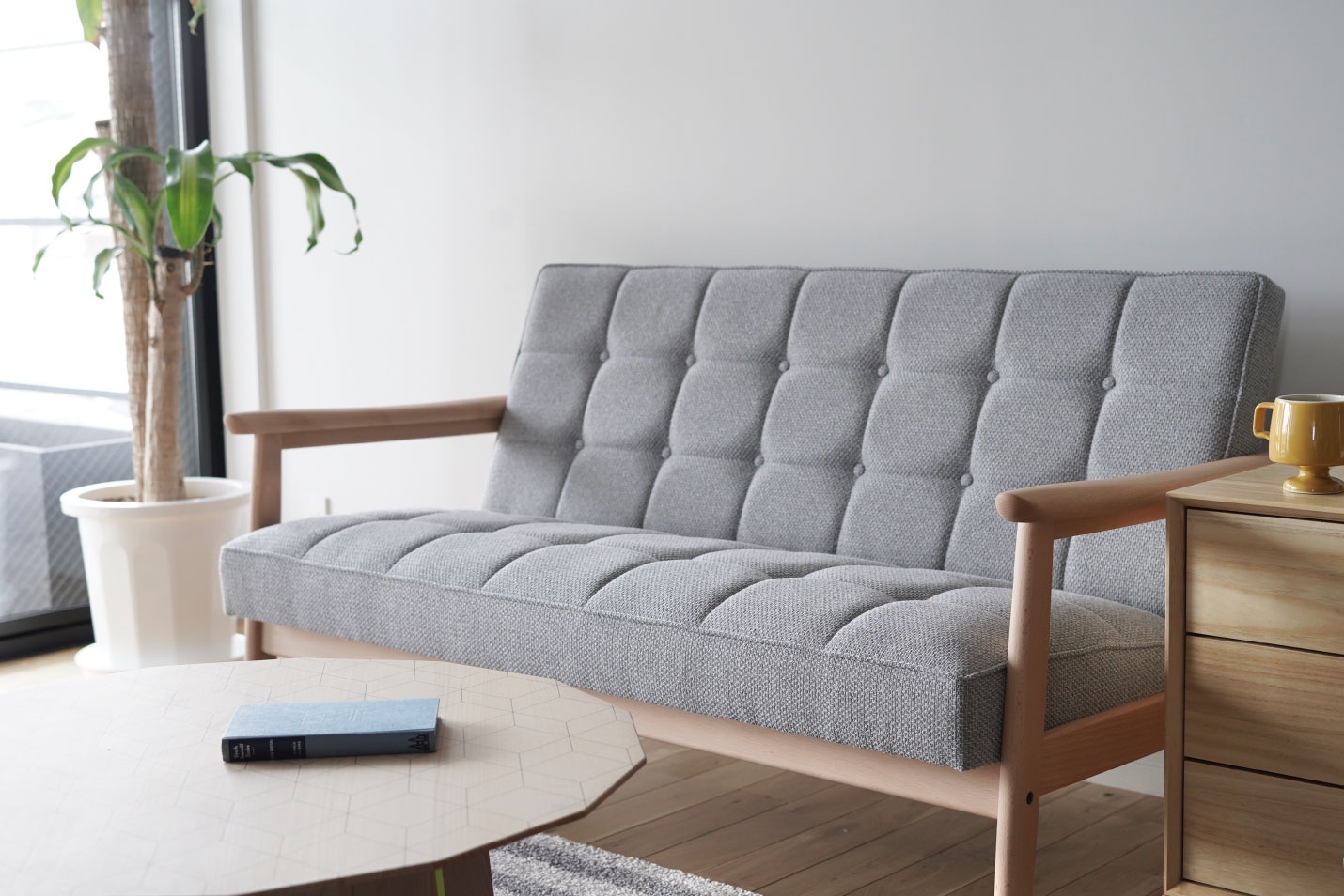 カリモク60 Kチェアミストグレー2シーターは定番では唯一のライトカラー