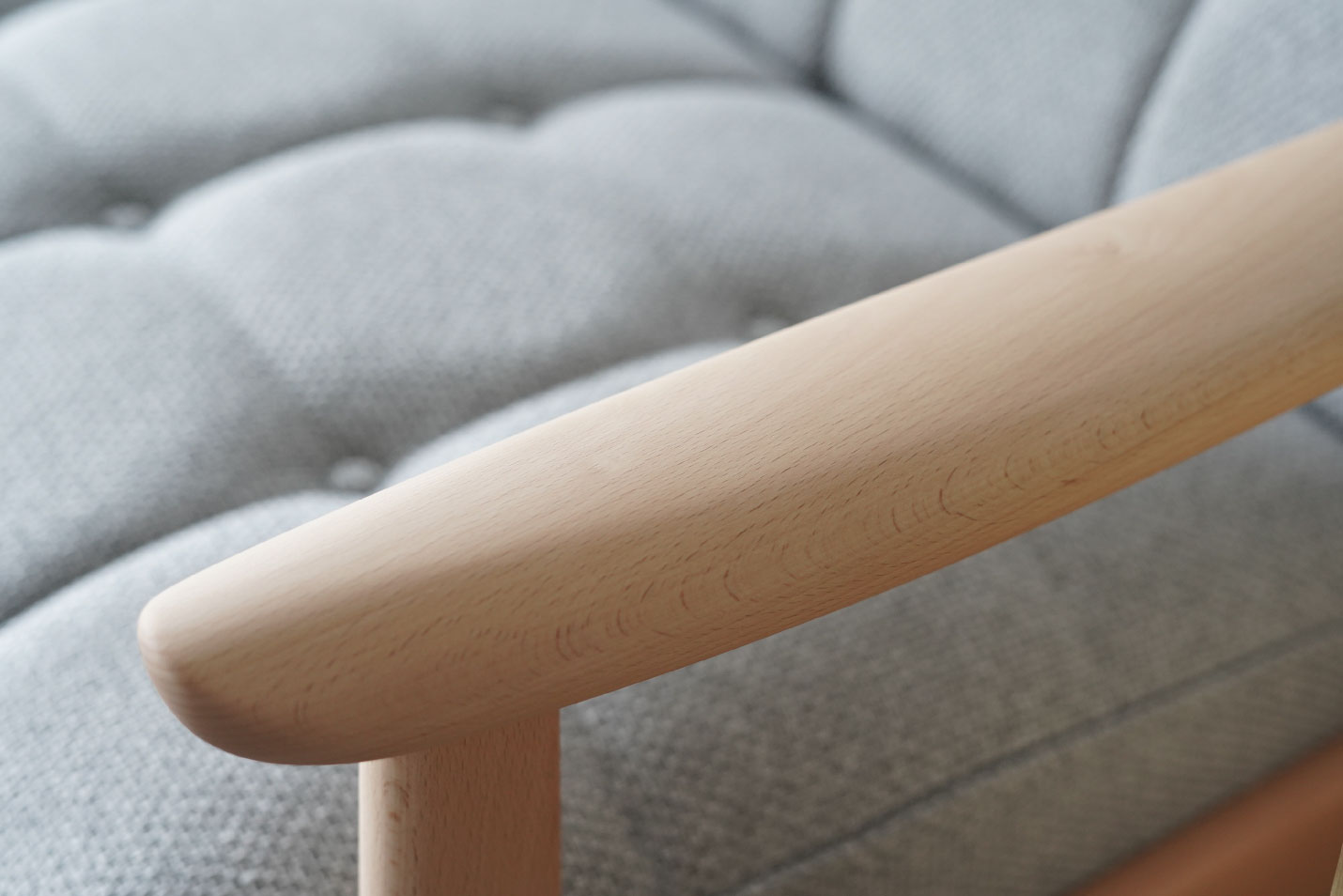 カリモク60 Kチェアミストグレー2シーターのアーム