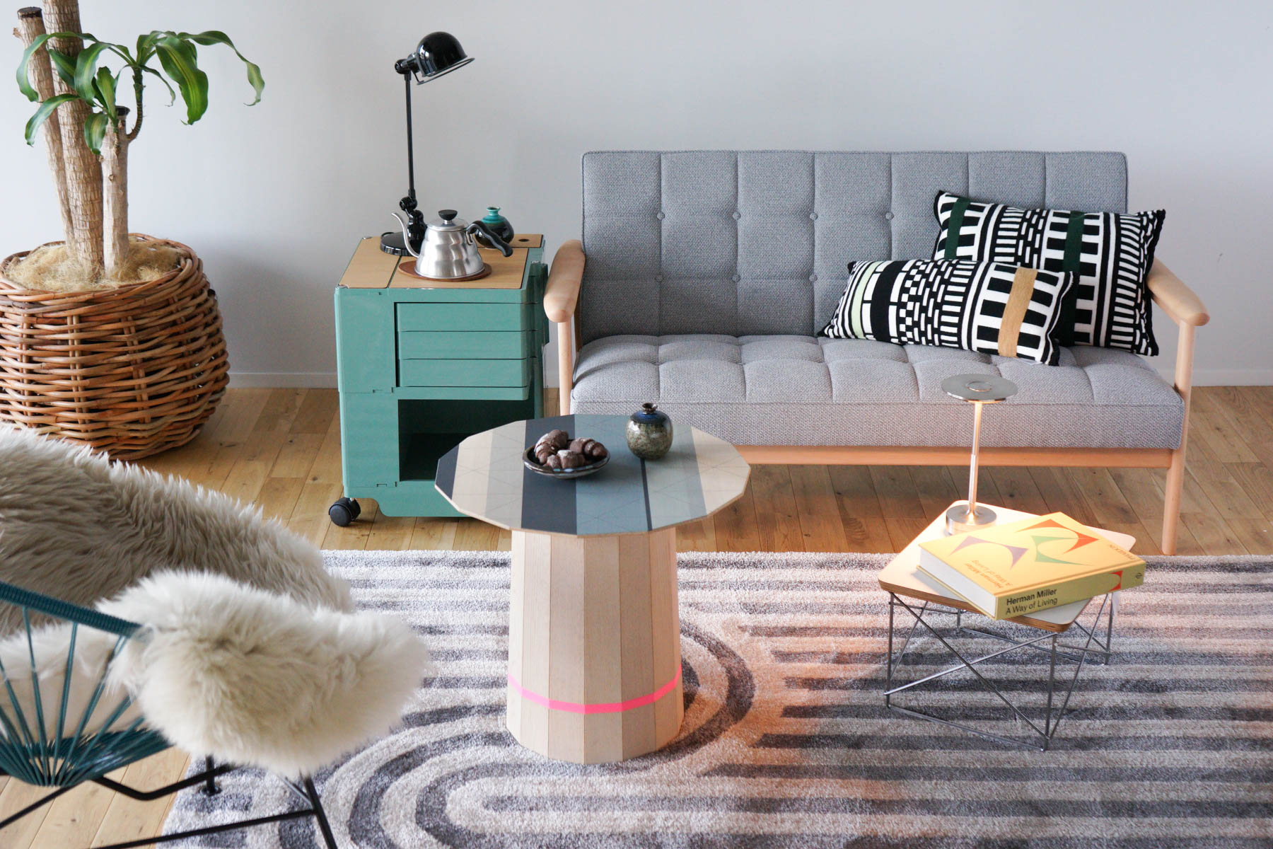 カリモク60Ｋチェアミストグレーと名作家具