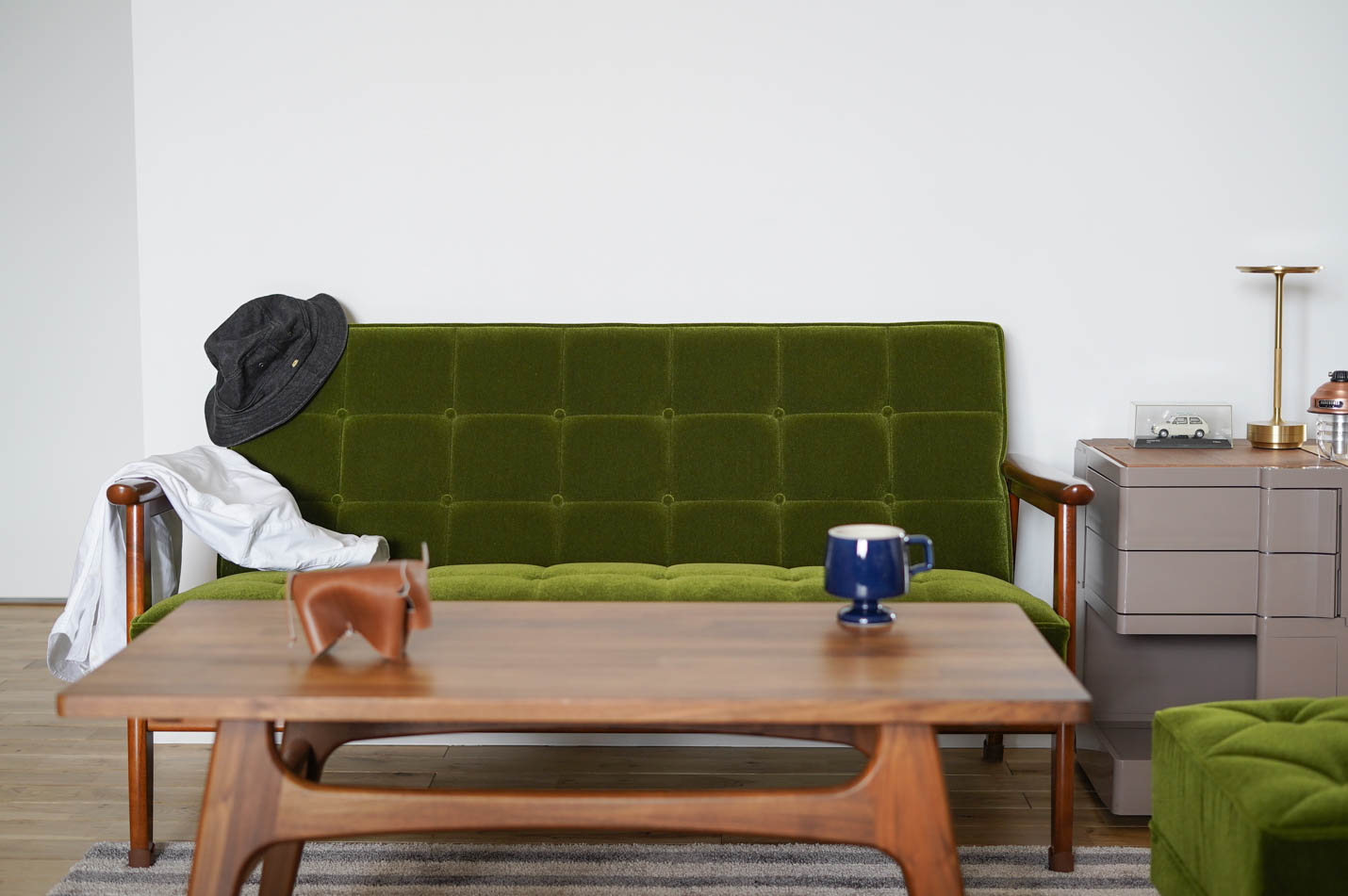 カリモク60 Kチェア2シーターモケットグリーン スタイリング3