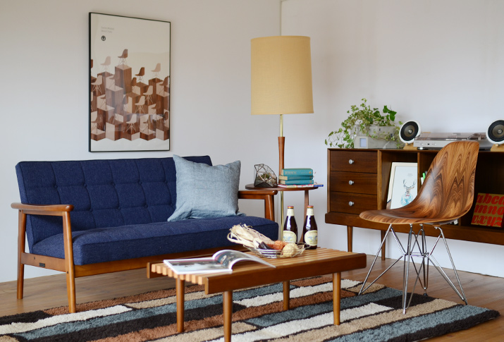 カリモク60ソファ Kチェア タープブルーの大人っぽいインテリアシーン