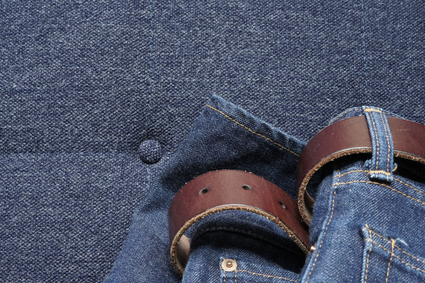 カリモク60 Kチェア 1シーター タープブルーとジーンズ