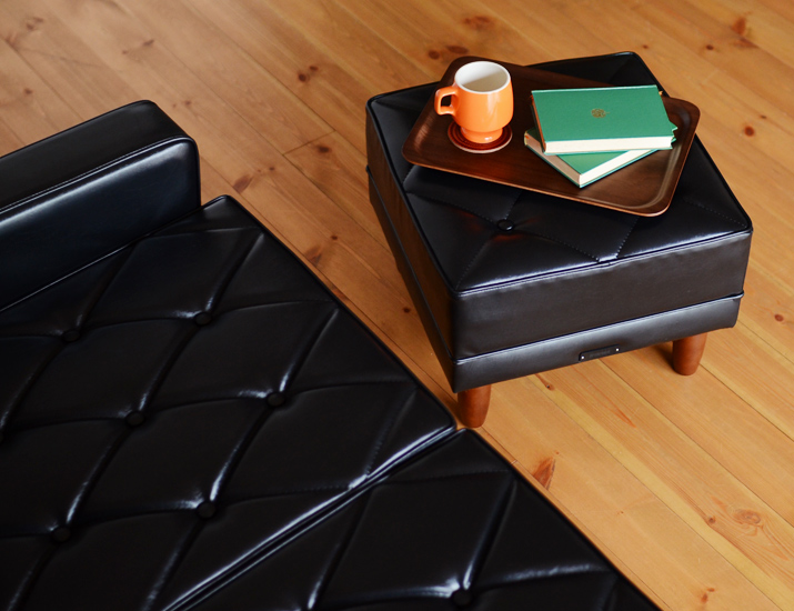 カリモク60 ソファ 3人がけ ロビーチェア 3シーター スタンダードブラックとオットマンを使ってコーヒーブレイクをゆっくり楽しむ