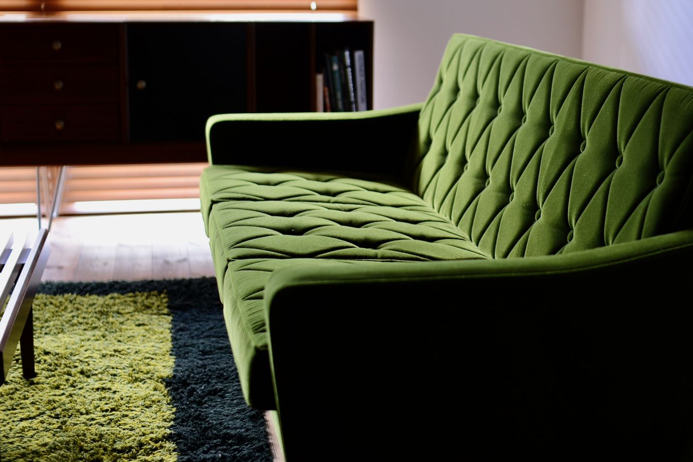 ボタンとステッチがきれいなソファ