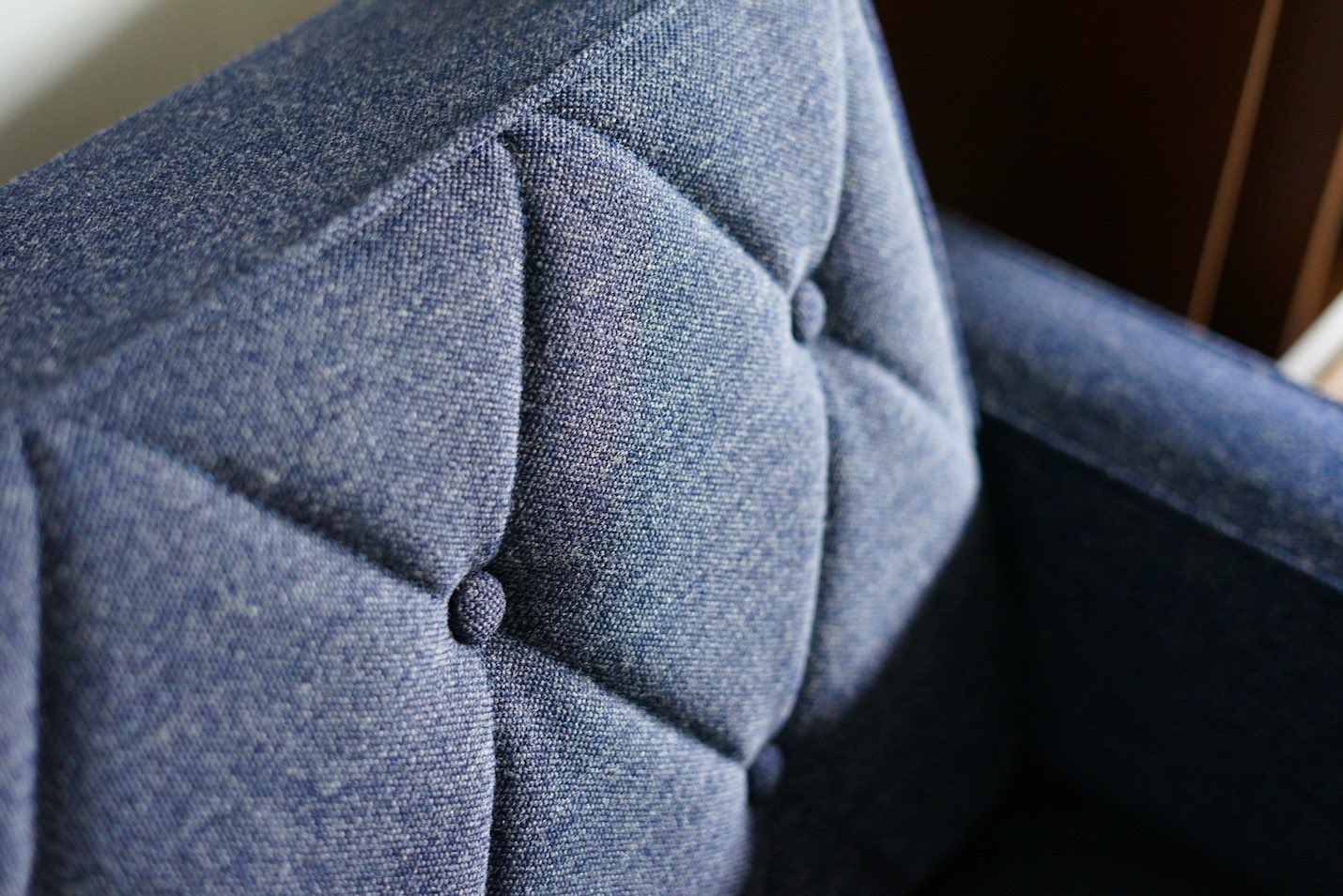 カリモク60 スリーピングソファ タープブルーの貼地