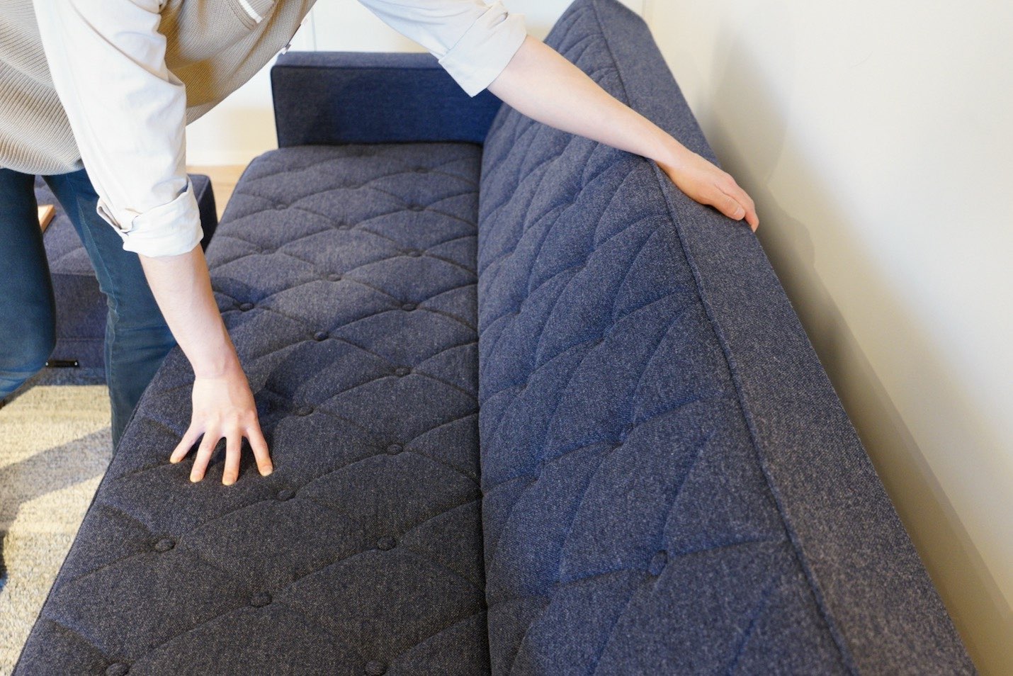 カリモク60 スリーピングソファは背もたれを起こせばソファ、寝かせればベッドに早変わり