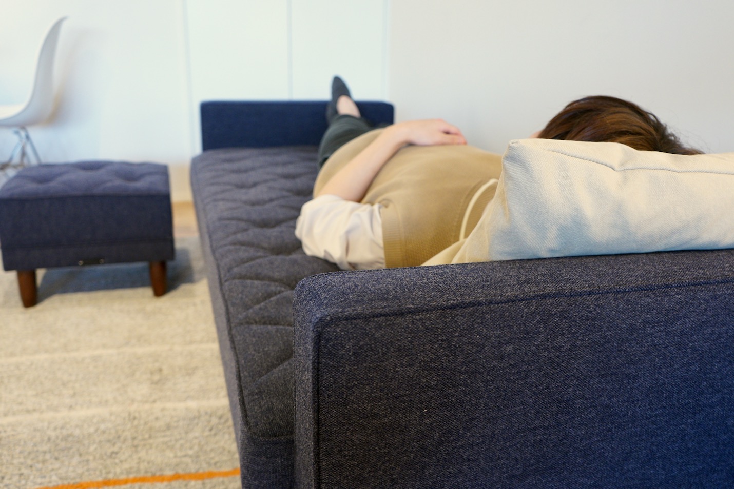 カリモク60 スリーピングソファはシングルサイズのベッドよりやや小ぶり