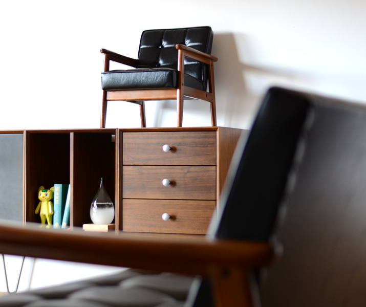 カリモク60 Kチェアミニ スタンダードブラックをオブジェのように飾る