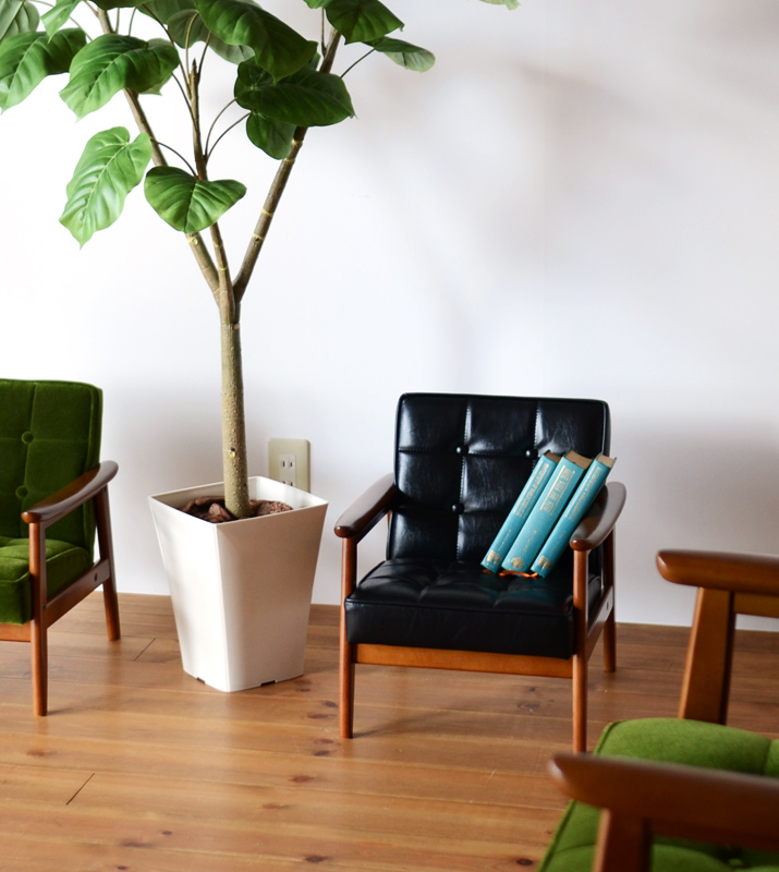 カリモク60 Kチェアミニ スタンダードブラックを本立てとして使う