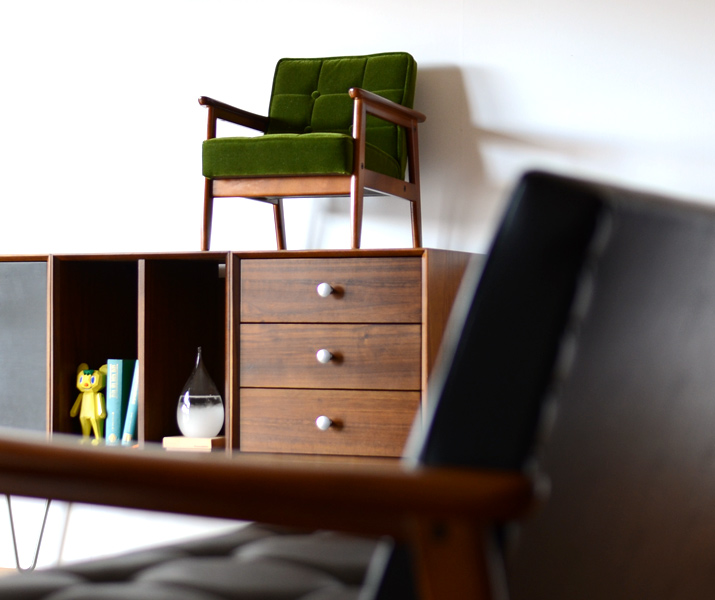 カリモク60 Kチェアミニ モケットグリーンをオブジェのように飾る