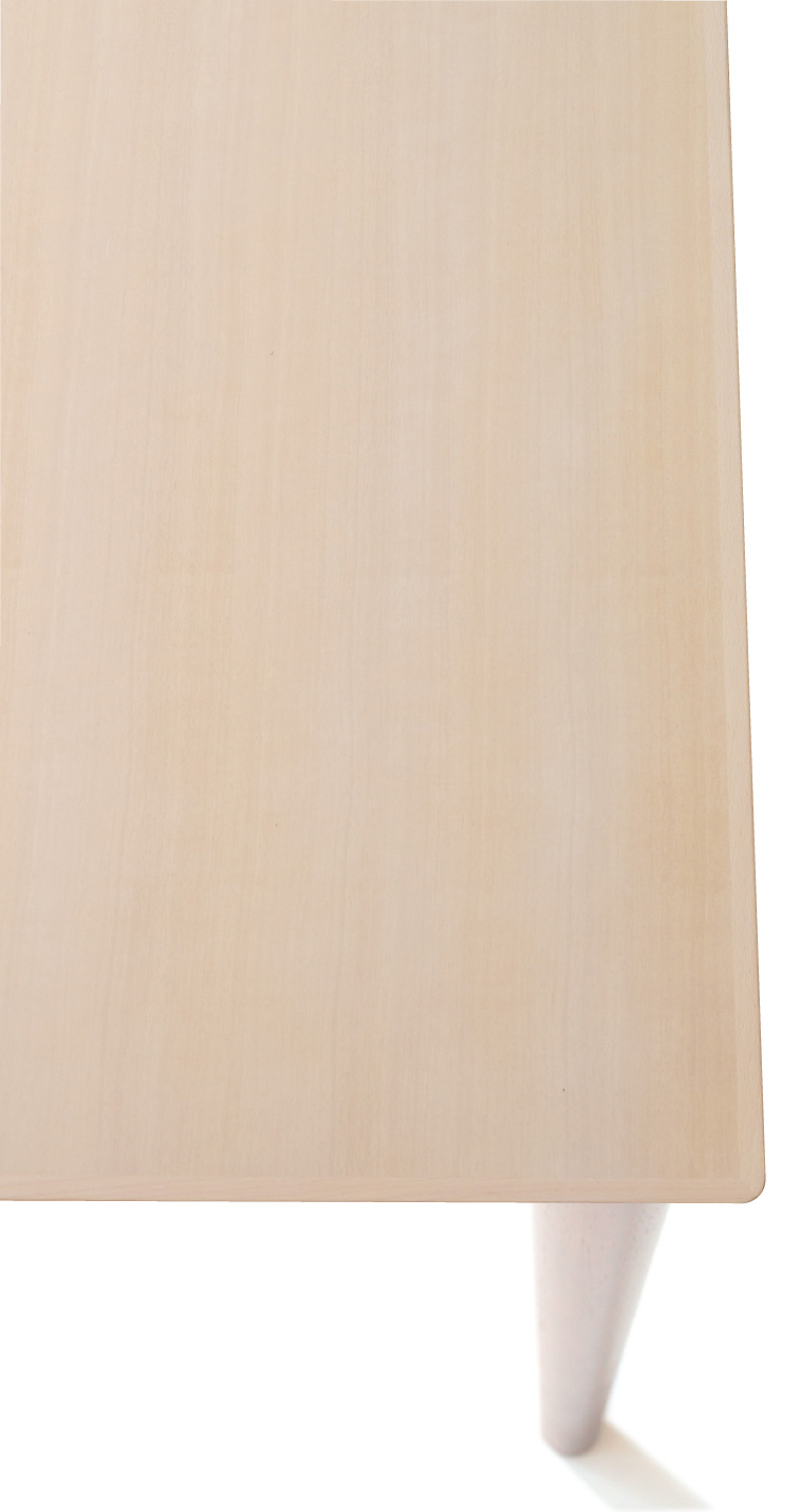 カリモク60 ダイニングテーブルの天板は突板