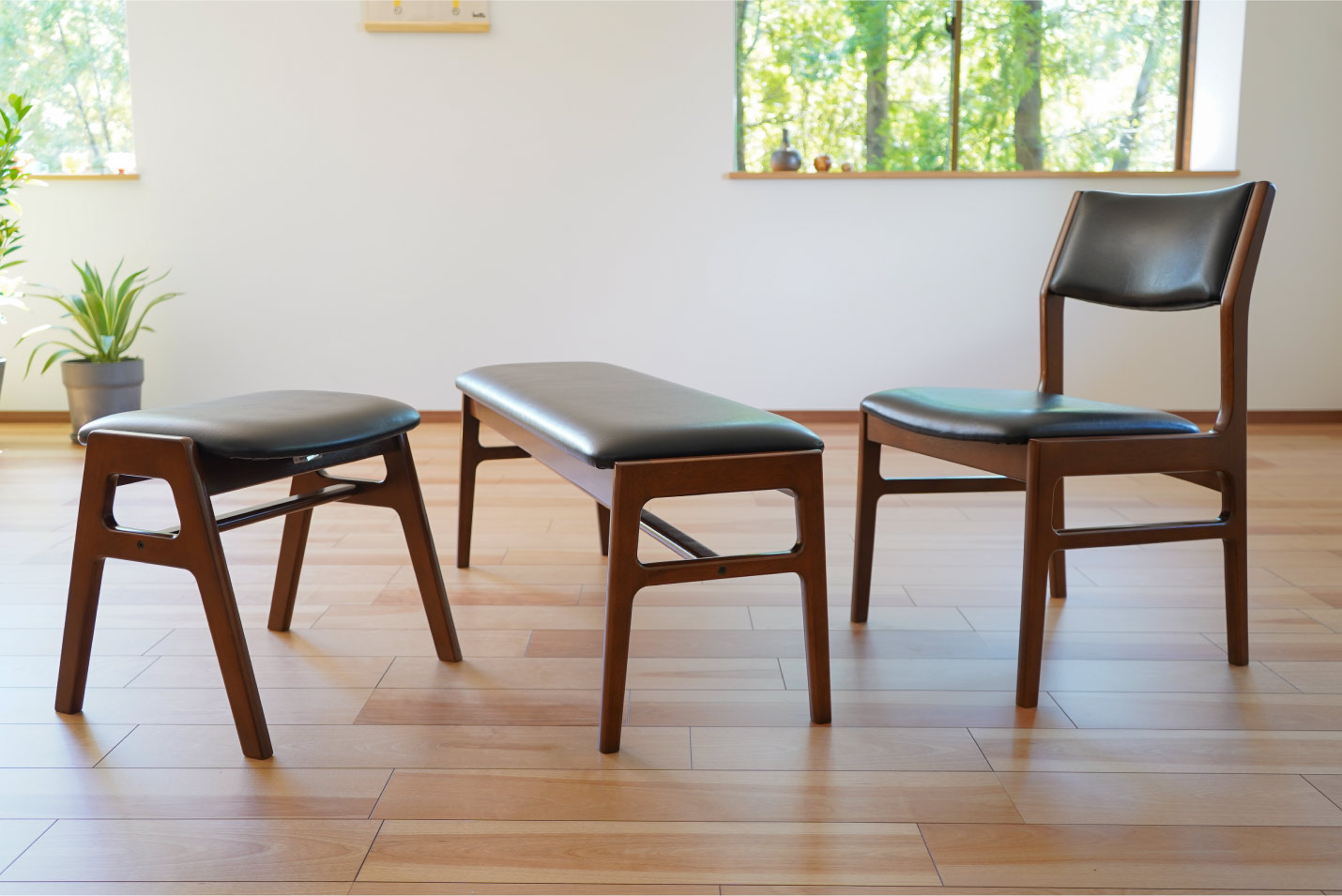 カリモク60 スタッキングスツール（左） ダイニングベンチ（中央）　アームレスダイニングチェア（右）
