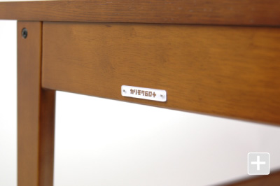 カリモク60+ デスクロゴ