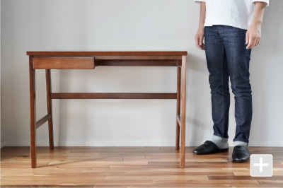 カリモク60+ デスクとスタッフ