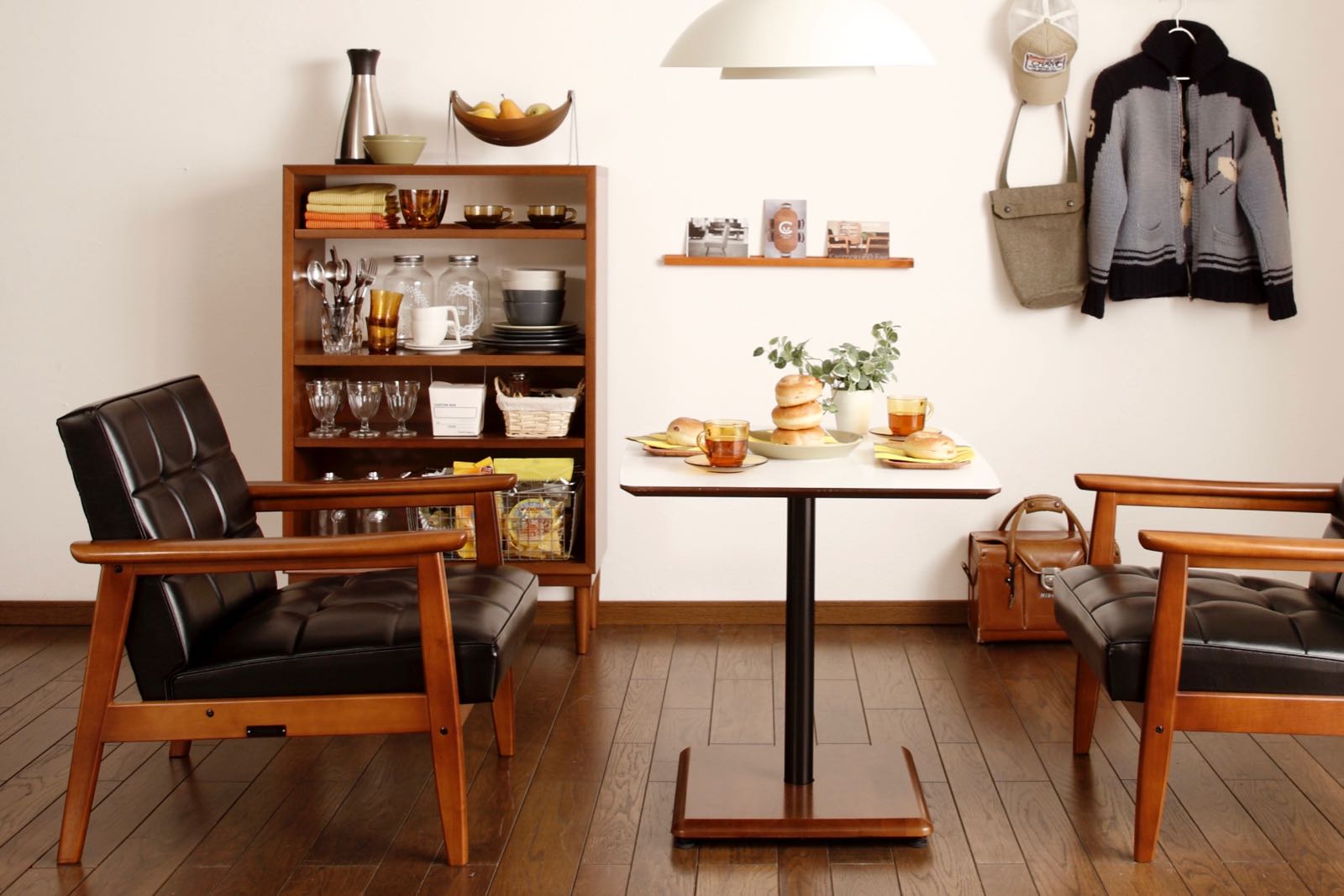 カフェスタイルのインテリア収納に