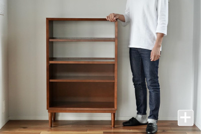 カリモク60+ シェルフとスタッフ