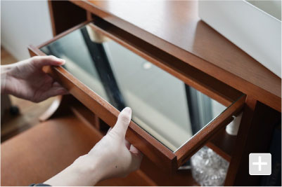 ミラーは上段中央から引き出します