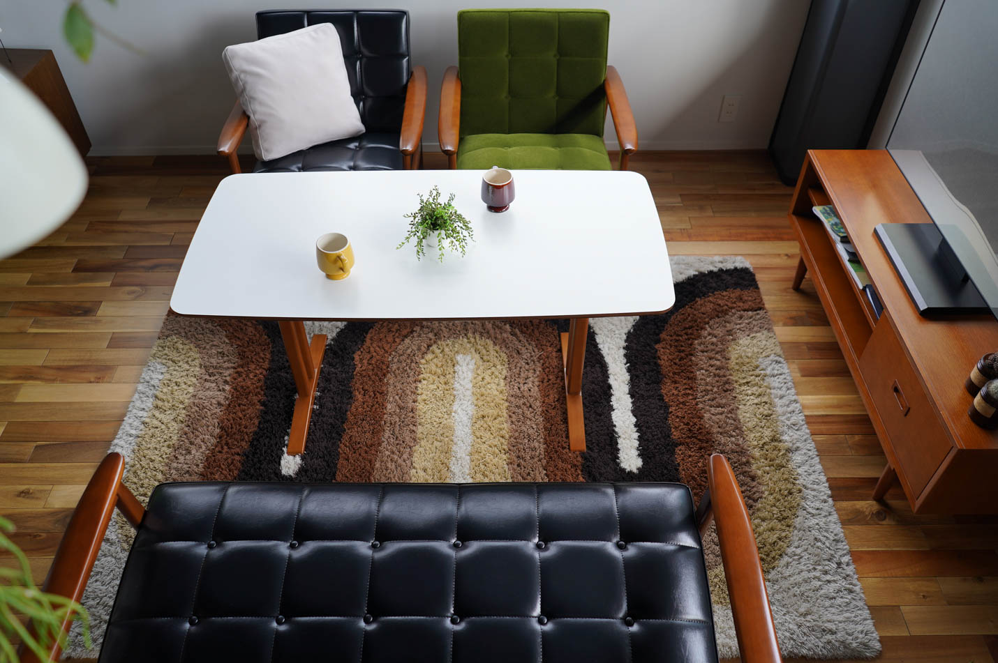 カリモク60 カフェテーブルとKチェアのコーディネート