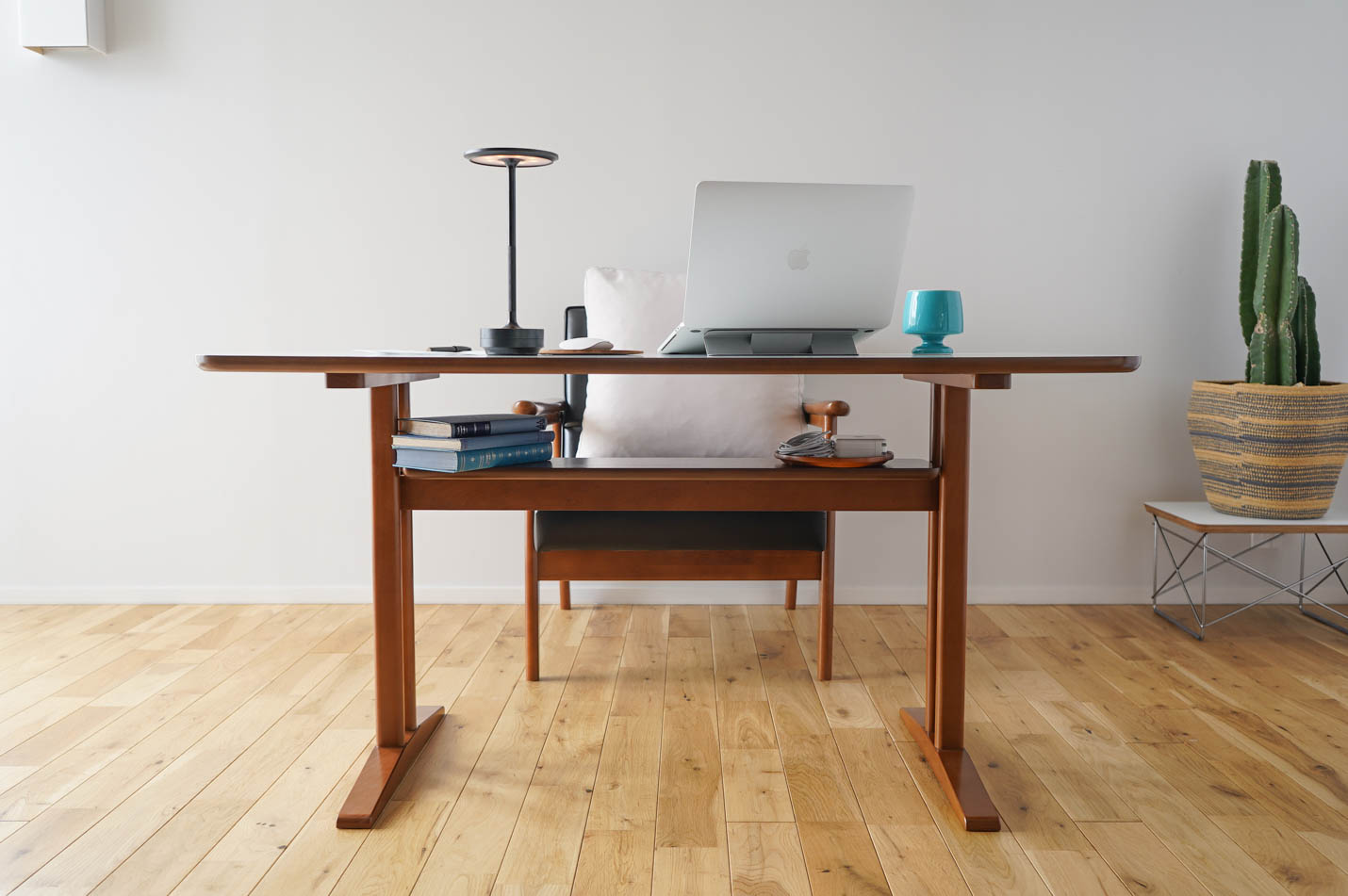 カリモク60 カフェテーブルとKチェアのコーディネート