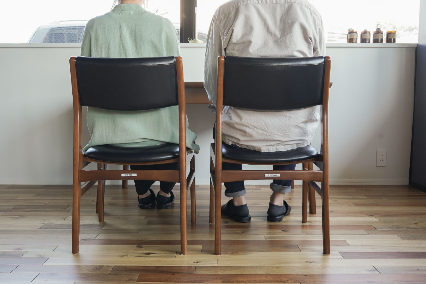 カリモク60 ダイニングテーブル バタフライ に2人並んだ時