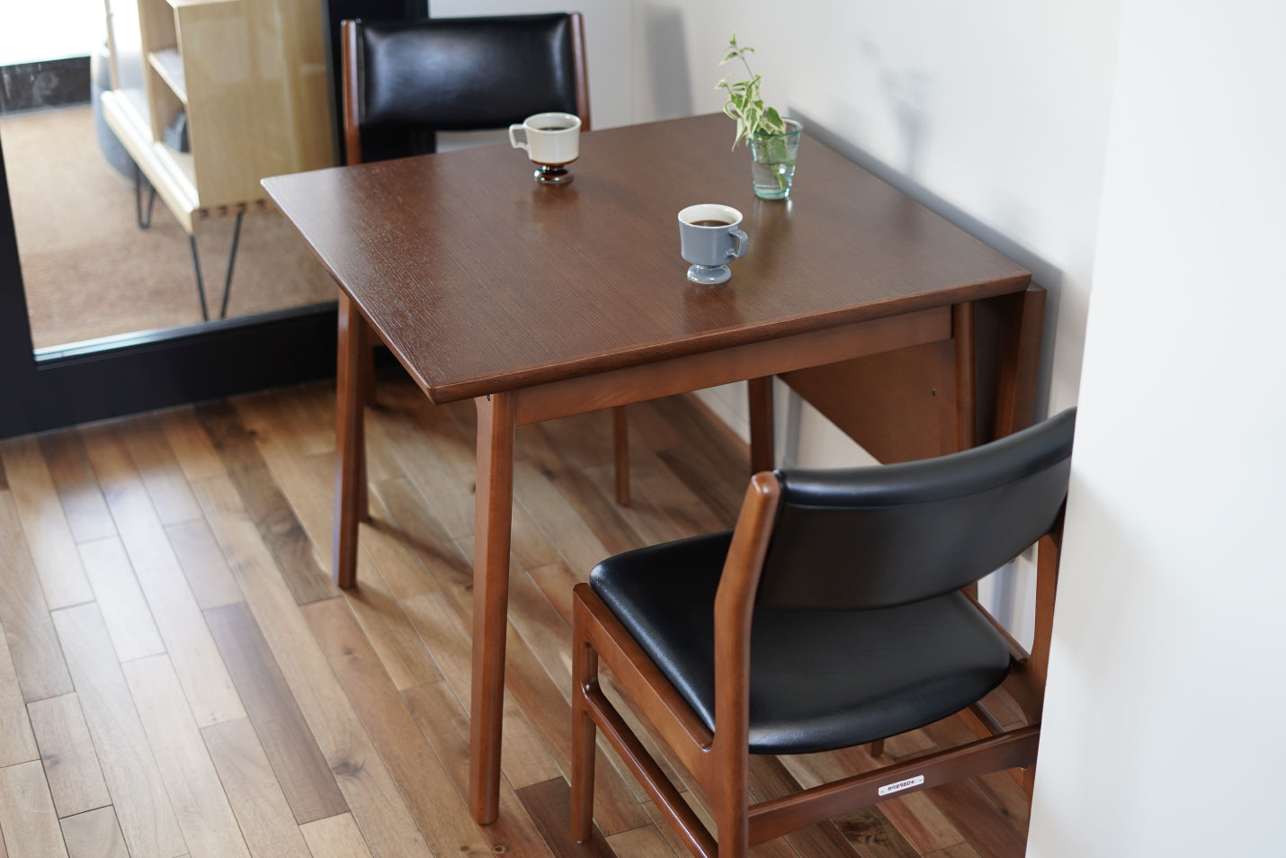 コンパクトなダイニング空間を作るのにちょうどよいカリモク60 ダイニングテーブル バタフライ 