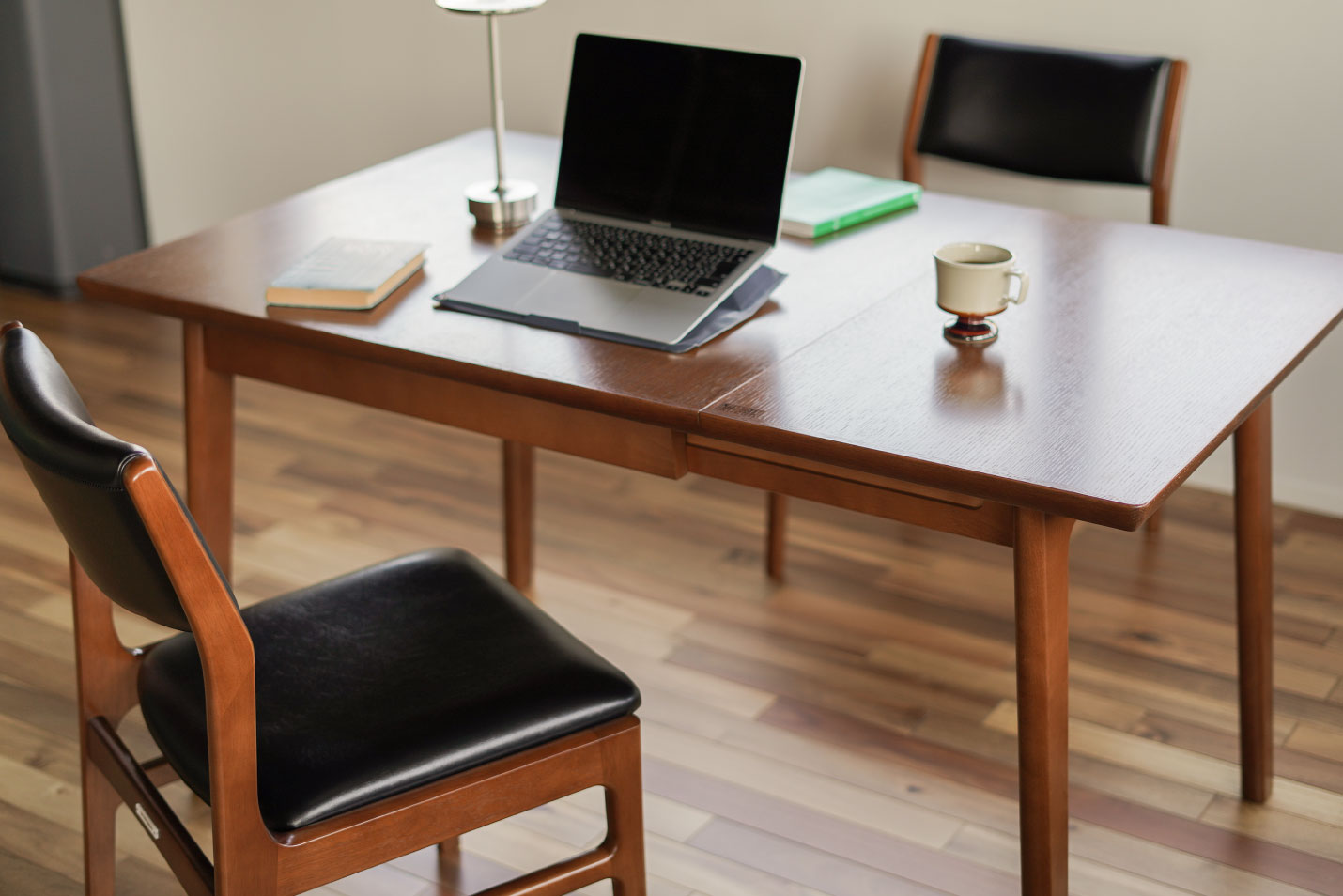 テレワークにも対応しやすいバタフライテーブル