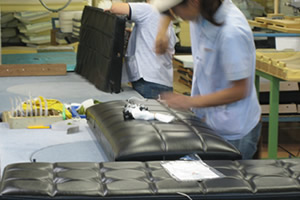 カリモク60の職人の手作業