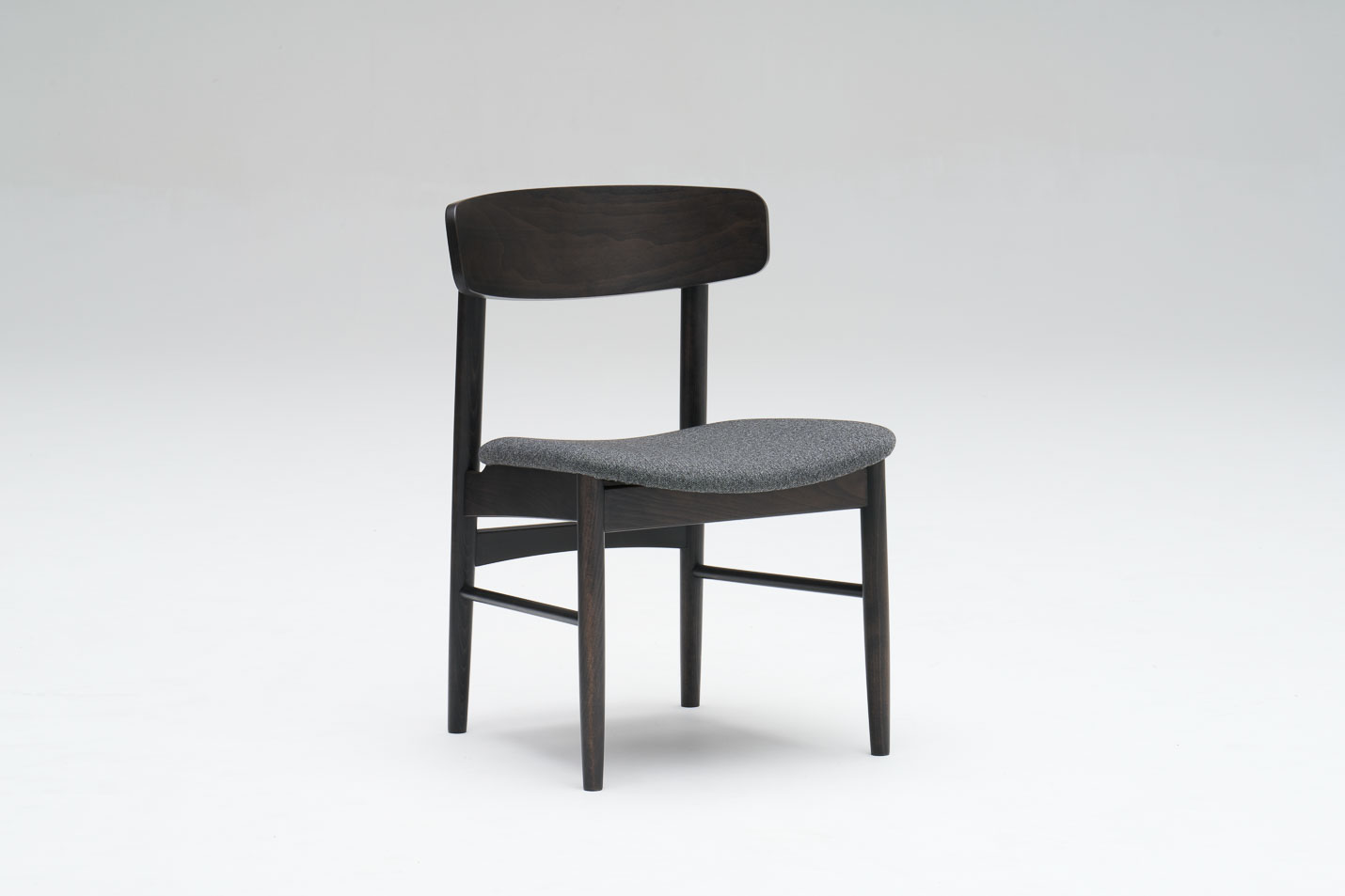 カリモク60+ Tチェア セラムダークグレー シアーブラック［C36225XQ］