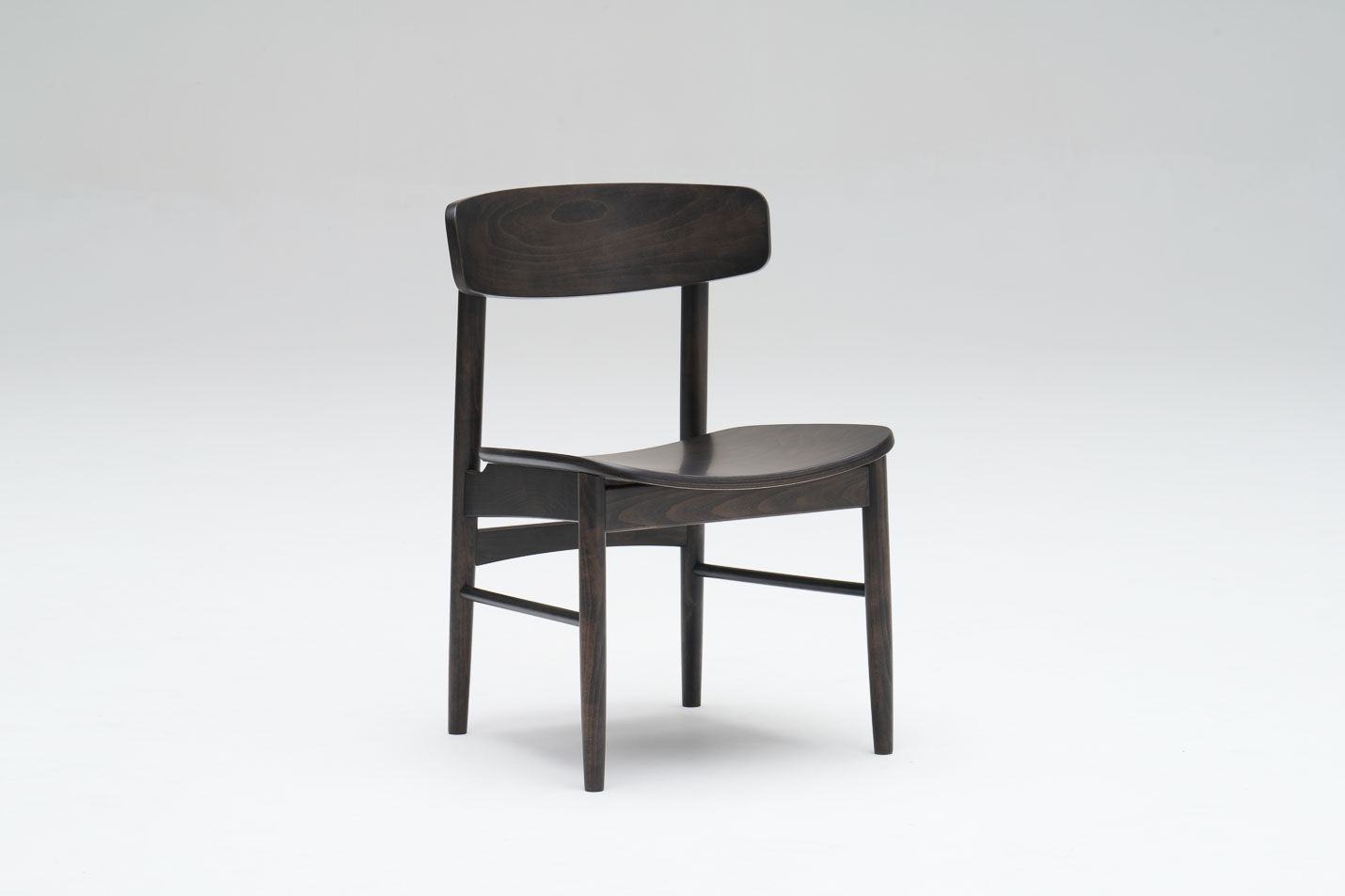 カリモク60+ Tチェア 板座 シアーブラック［C36255NQ］