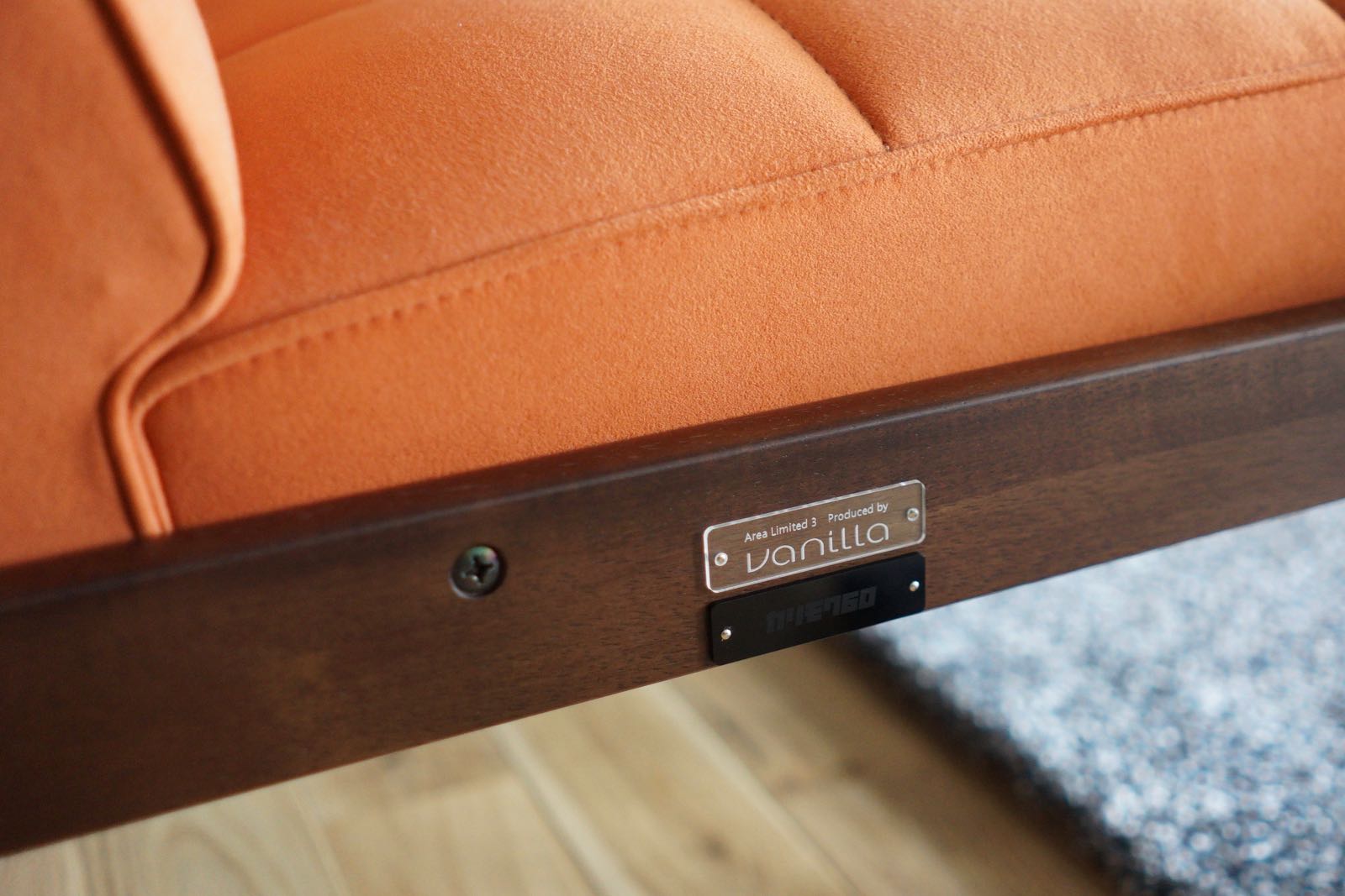 カリモク60 Kチェア エリアリミテッド３ サンセットに取り付けられたvanillaのプレート