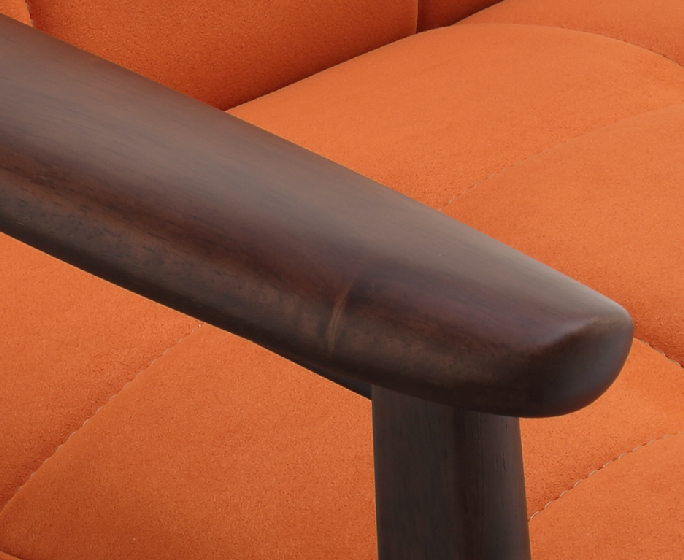 アームカラーはウォールナット調のブラウン