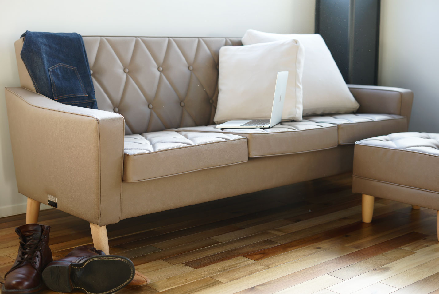 カリモク60 ショップリミテッド ロビーチェア グレージュは合わせやすいスタンダードなカラー