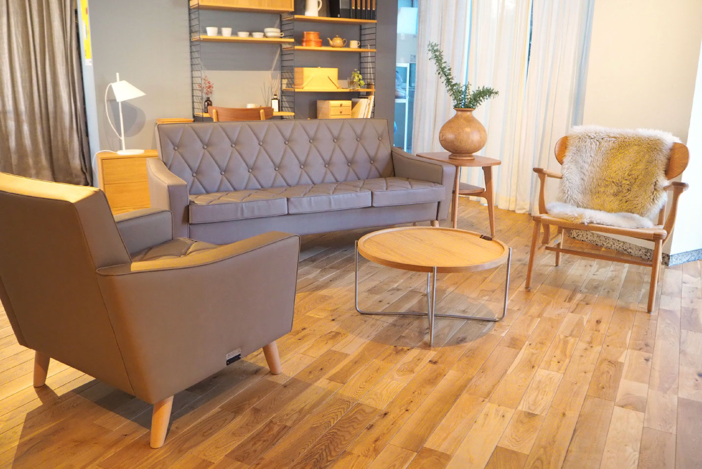 カリモク60 ショップリミテッド ロビーチェア グレージュ 北欧系コーディネート