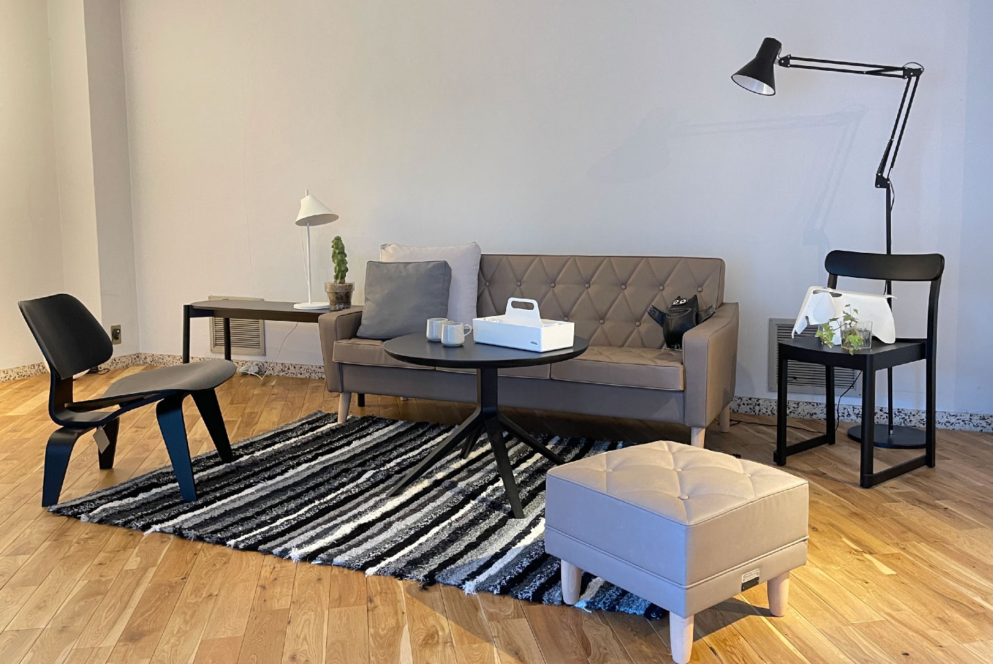 カリモク60 ショップリミテッド ロビーチェア グレージュ モノトーンコーディネート