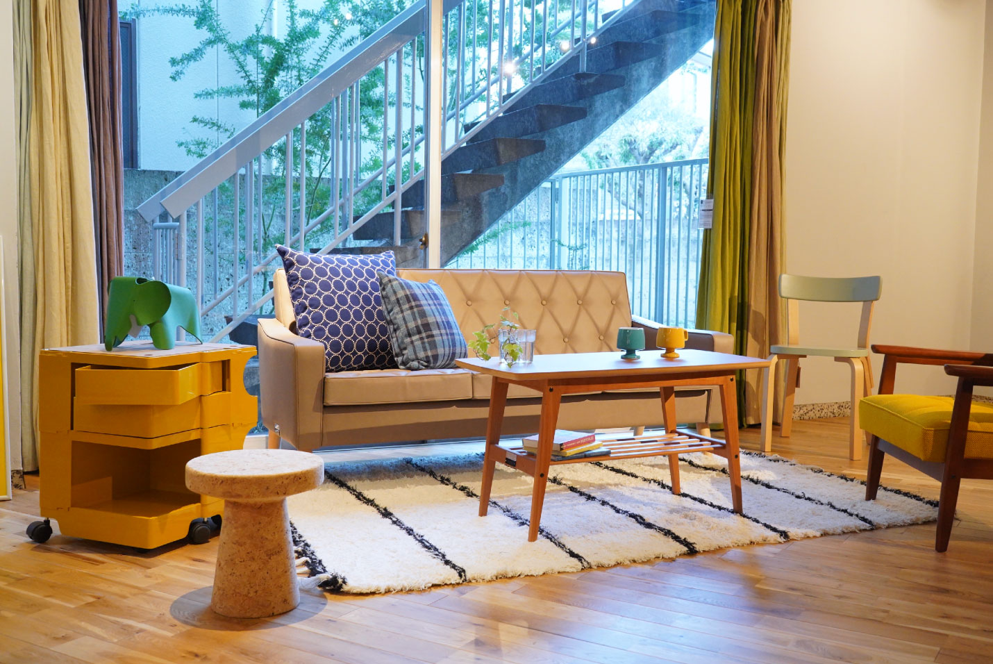 カリモク60 ショップリミテッド ロビーチェア グレージュ ポップな色合いでのコーディネート