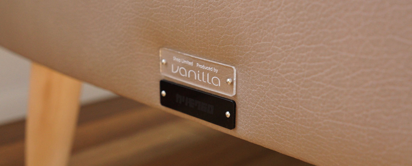 グレージュのプレートはvanillaとカリモク60の2枚