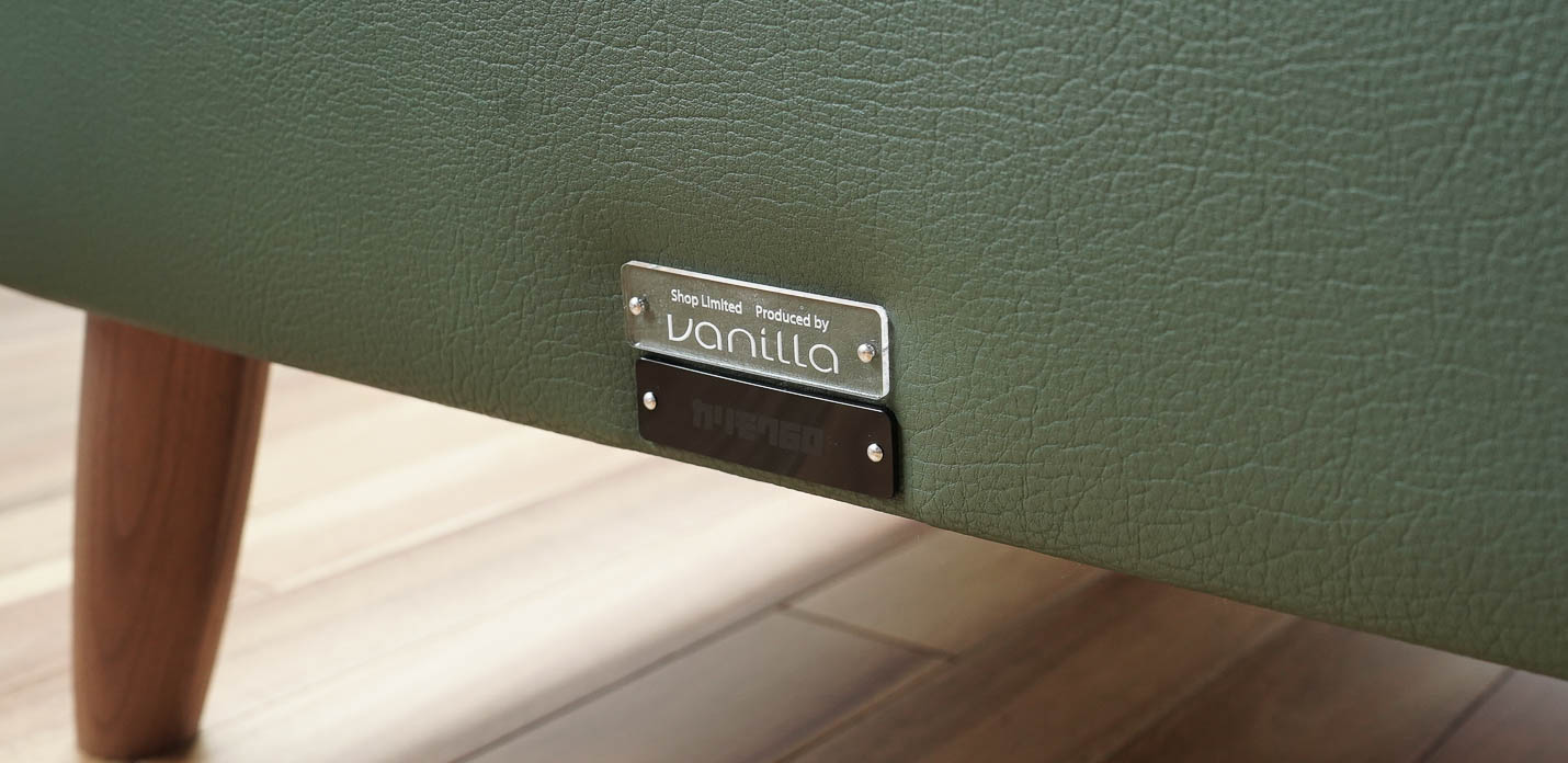 オールドグリーンのプレートはvanillaとカリモク60の2枚