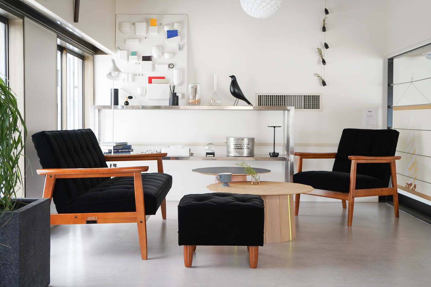 カリモク60 ショップリミテッド モケットブラックのスタイリング